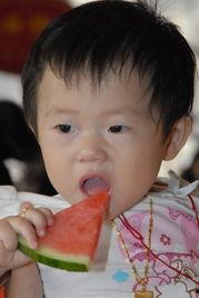吃瓜照片周岁在家,萌态十足可爱至极