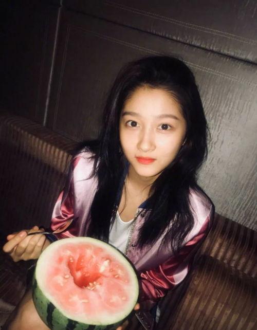 深夜吃瓜的姑娘